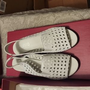 Munro shoes, size 6m-silver metallic